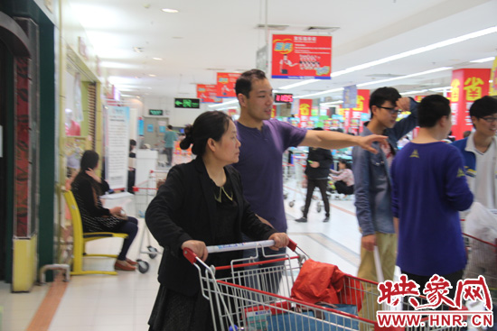 映象網(wǎng)工作人員向市民介紹本次活動 映象網(wǎng)工作人員向市民介紹本次活動