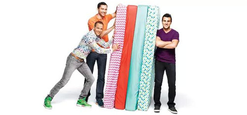 Airbnb 公司的三位創(chuàng)始人，以及他們最早的 Airbed