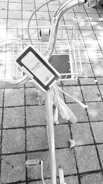 車把中間有手機(jī)充電支架，下方連接著3根充電線。