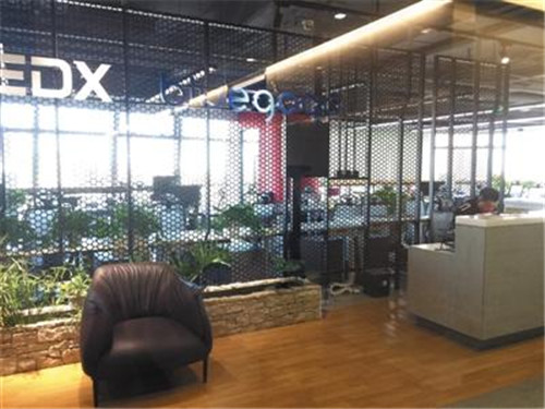 11月16日，小藍(lán)單車總部人去樓空，前臺(tái)只剩保安。