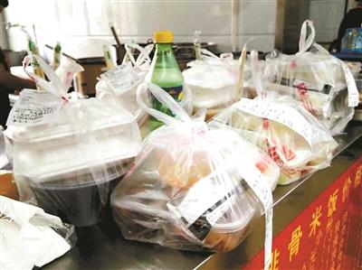 一餐館的“飯口”時(shí)段，等待“出發(fā)”的外賣(mài)擺滿案臺(tái)