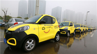 這50輛新能源汽車太黃了！招手即停、一步送到大河車展的門(mén)口