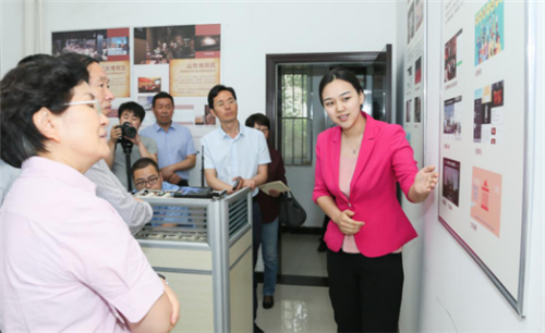 公司工作人員向劉玉珠局長(zhǎng)介紹讓文物"活起來"與互聯(lián)網(wǎng)+相關(guān)試點(diǎn)工作