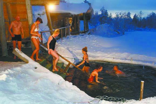 奇葩！芬蘭人蒸完桑拿跳冰湖