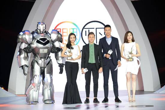 Klasse14腕表首席設計師 Mario Noblie以及超模蔚方卿為王鷗、江疏影頒發(fā)時尚突破藝人獎項