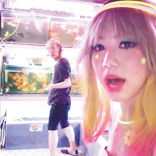 鄧紫棋穿熒光裝，嚇尿路人