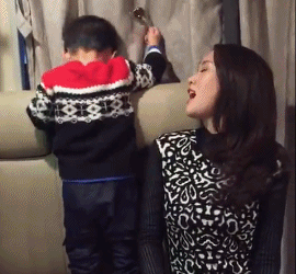 陳喬恩撩逗帥氣萌娃 向?qū)Ψ剿魑钱嬅嬗袗? alt=