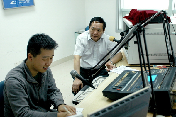 河南省政府安委會(huì)副主任、省安全生產(chǎn)監(jiān)督管理局黨組書記、局長(zhǎng)張國輝做客《安全河南》直播室