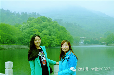 奧斯卡汽車影城的美女和這個(gè)風(fēng)景融入的真好啊，有木有？！