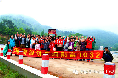 這么美的地方，我們合影留念，看大家多開心！