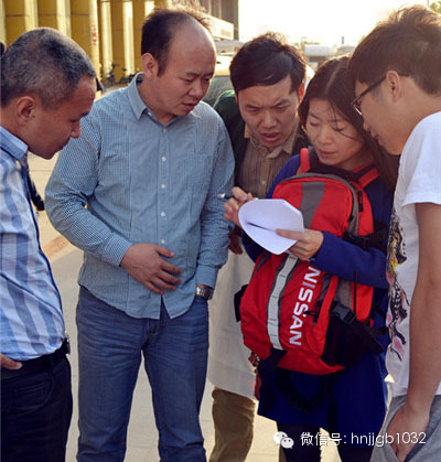 五點(diǎn)五十左右，聽眾們陸陸續(xù)續(xù)到達(dá)鄭州捷和汽車，首先要做的第一件事就是找我們的工作人員要車標(biāo)