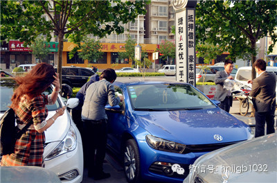 當(dāng)然，小編認(rèn)為最高境界是這位美女，這張照片應(yīng)該取名為論美女的自我修養(yǎng)。