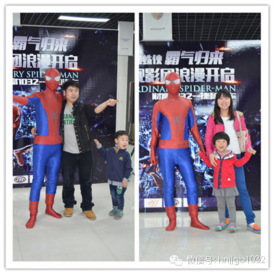 貼完車標(biāo)回到大廳，一位蜘蛛俠模樣的男子瞬間吸引大家的眼球