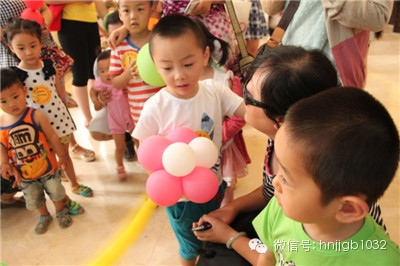 拿到氣球玩具的小朋友，瞬間成了焦點，周圍的小朋友都想和你做朋友，你知道嗎？