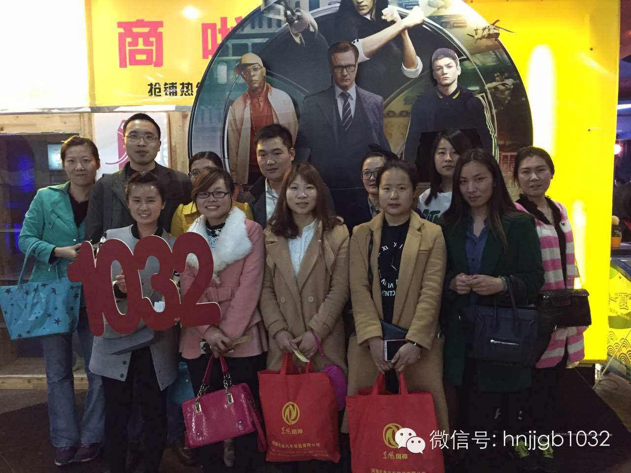 來(lái)個(gè)合影，1032的聽(tīng)眾棒棒噠，個(gè)個(gè)都準(zhǔn)時(shí)到達(dá)了集合地點(diǎn)。Johnny表示很欣慰??！