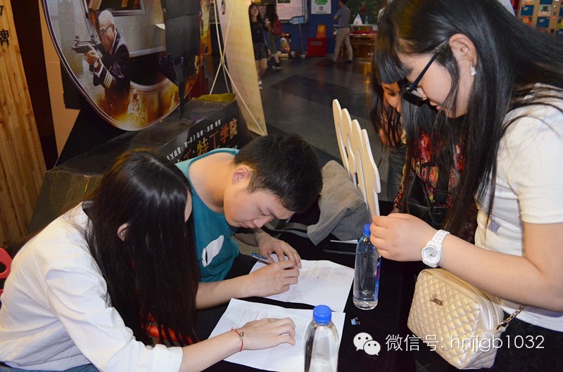 看，我們的工作人員正在組織簽到哦！