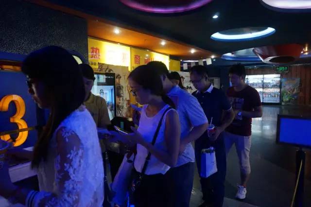 電影馬上開始，排隊(duì)入場(chǎng)嘍