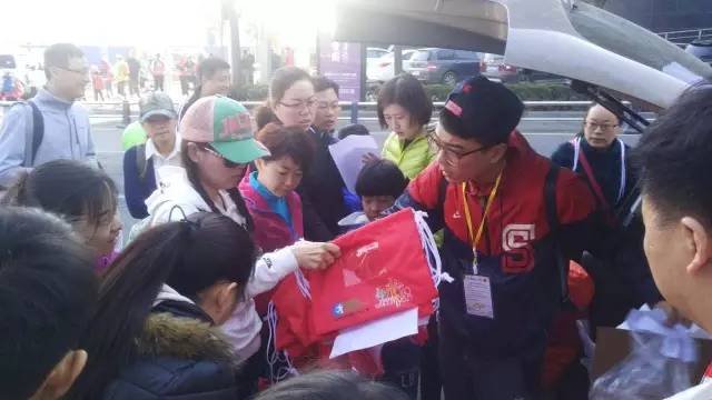 8:30準(zhǔn)時集合，現(xiàn)場工作人員給大家分發(fā)參賽證和參賽衣服。