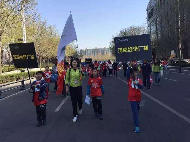 出發(fā)啦！小朋友和大朋友們昂首闊步向賽場邁進！