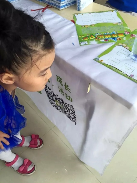 一只蝴蝶飛到小蝸牛的旗子上，小朋友看得入神啦~