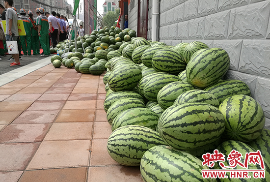 經(jīng)濟廣播工作人員和愛心企業(yè)給正在忙碌的環(huán)衛(wèi)工人、交警等送去一萬六千多斤西瓜和近百提礦泉水。