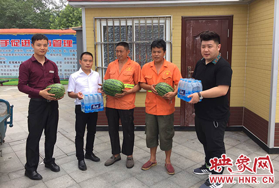 經(jīng)濟廣播工作人員和愛心企業(yè)給正在忙碌的環(huán)衛(wèi)工人、交警和協(xié)警等送去了一萬六千多斤西瓜和近百提礦泉水。