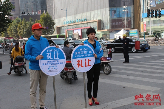 河南省文明交通形象大使、河南交通廣播主持人南方在活動(dòng)現(xiàn)場