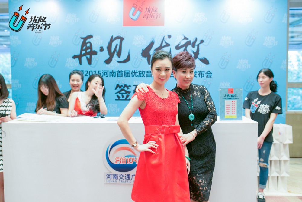 貼心的南方姐姐和美女主播小佩，海洋是不是每天都要流口水呀！