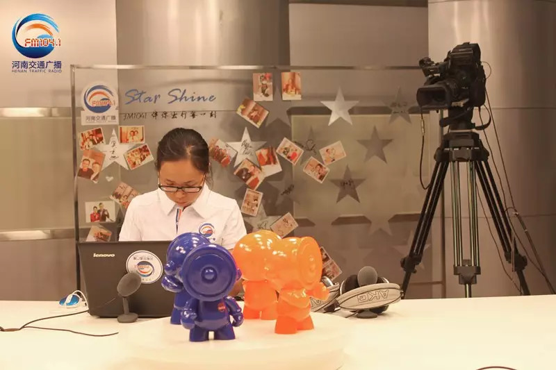 還是抽獎的姑娘比較認(rèn)真！為保證抽獎的公平公正，映象網(wǎng)進(jìn)行了全程視頻直播。