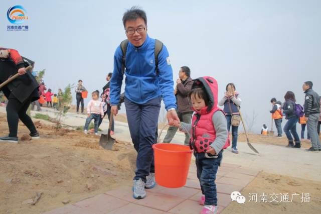 爸比爸比，你會(huì)種小樹(shù)嗎？我來(lái)教你吧~