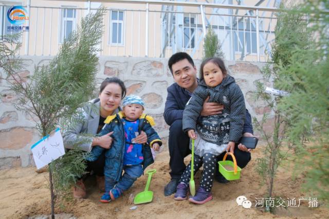 一家四口，一起種下我們的小樹(shù)，和寶貝兒們一起茁壯成長(zhǎng)！