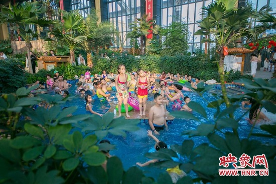 又開始過夏天的孩子們，在溫潤的泉水里放任天性。