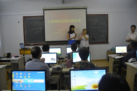 擁有18萬(wàn)粉絲的網(wǎng)絡(luò)紅人、78歲的QQ奶奶張秀麗也來(lái)到網(wǎng)絡(luò)課堂