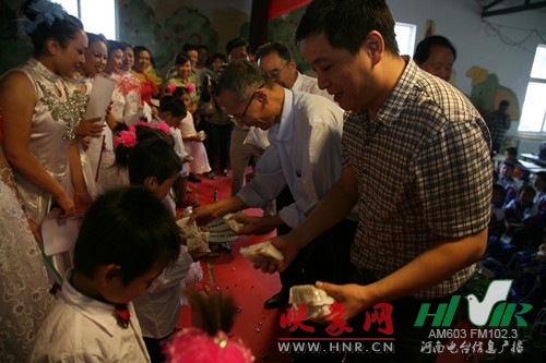 信息廣播總監(jiān)李金鋒等為小朋友獻愛心