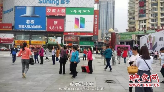 他們從四面八方匯集到二七塔下，由行走路人一下變成了一支舞蹈隊，跳起了節(jié)奏歡快、時尚動感的舞蹈。