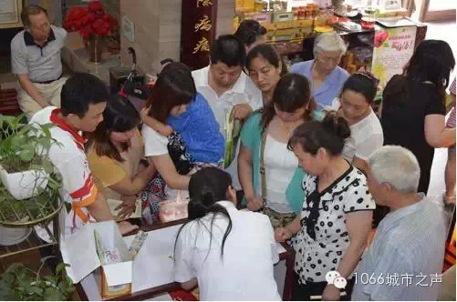 2012年冬病夏治三伏貼活動貼敷現(xiàn)場 2012年冬病夏治三伏貼活動貼敷現(xiàn)場