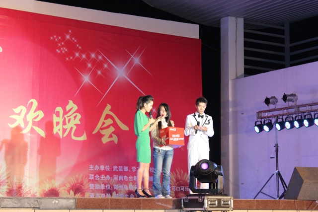 教育廣播女主播葉子現(xiàn)身晚會(huì)，全場(chǎng)沸騰