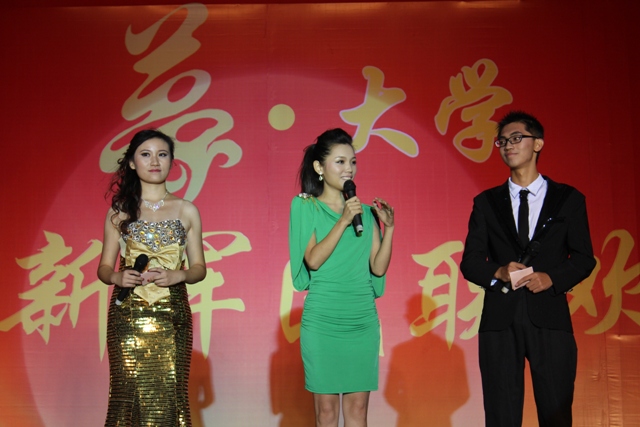 教育廣播女主播葉子現(xiàn)身晚會(huì)，與學(xué)生同臺(tái)主持