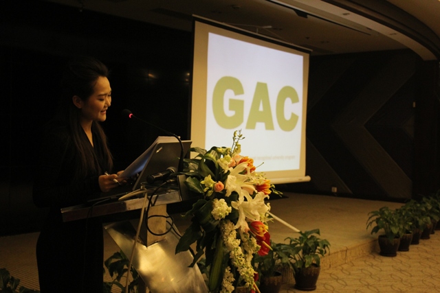 發(fā)布會開始，教育廣播女主播子楊現(xiàn)場主持