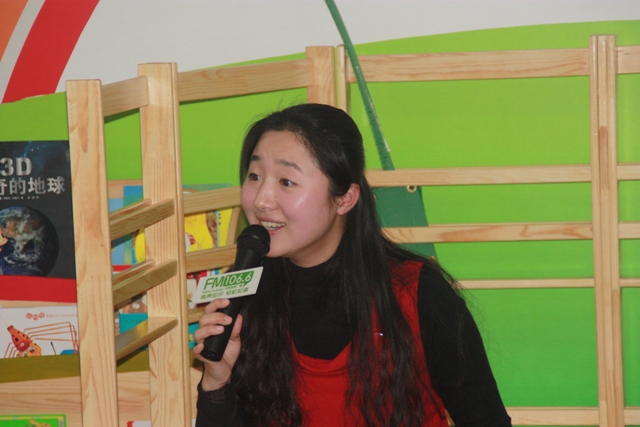 女主播“卷卷貓”親臨現場，繪聲繪色為孩子們講故事