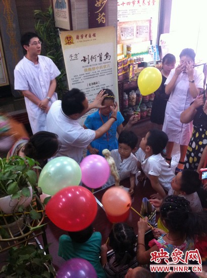 活動開始了，濟華中醫(yī)館的保健按摩專家李老師為大家講解如何有效預(yù)防青少年近視。