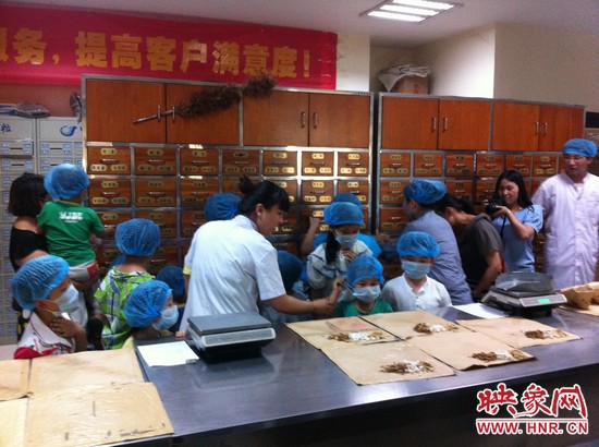 咦，藥房里的叔叔阿姨他們從小抽屜里拿出的藥又是什么？這些中藥放在一起有什么功效呢？