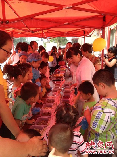 為了不影響中藥房里藥劑師正常工作，我們把孩子們在認中藥和裝香囊的兩個環(huán)節(jié)搬到了室外