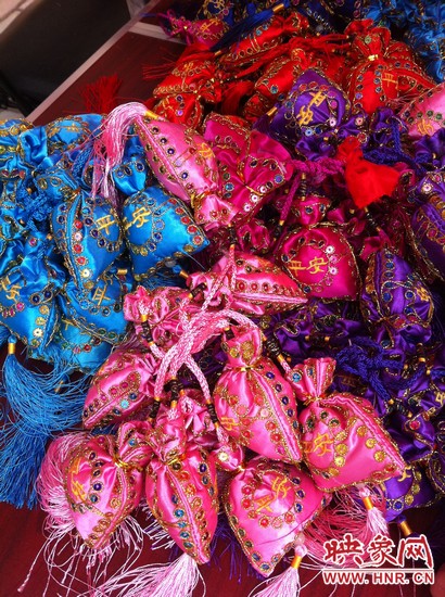 孩子們的好奇心得以大大的滿足，接下來就要裝香囊啦，你看，五顏六色的香囊多漂亮！