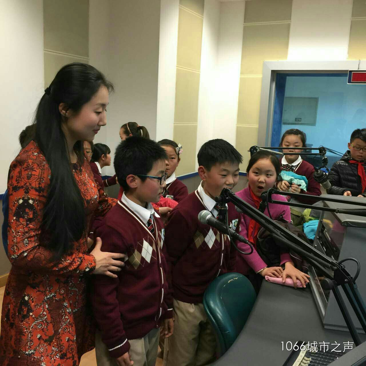 “好激動(dòng)，好激動(dòng)”！天天上學(xué)、放學(xué)都從廣播大廈經(jīng)過(guò)，今天終于進(jìn)來(lái)了！