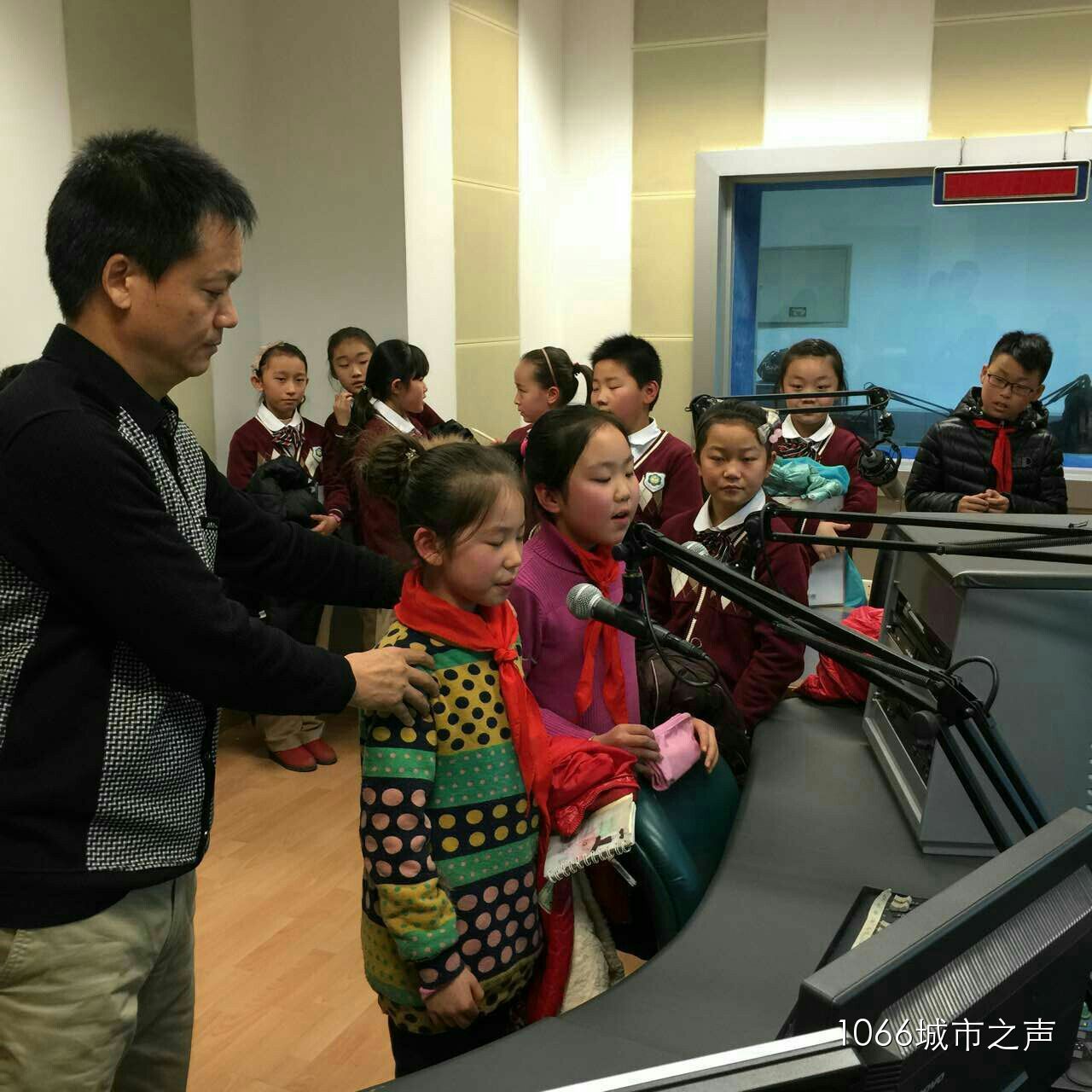 現(xiàn)場(chǎng)接受播音指導(dǎo)，有模有樣耶！