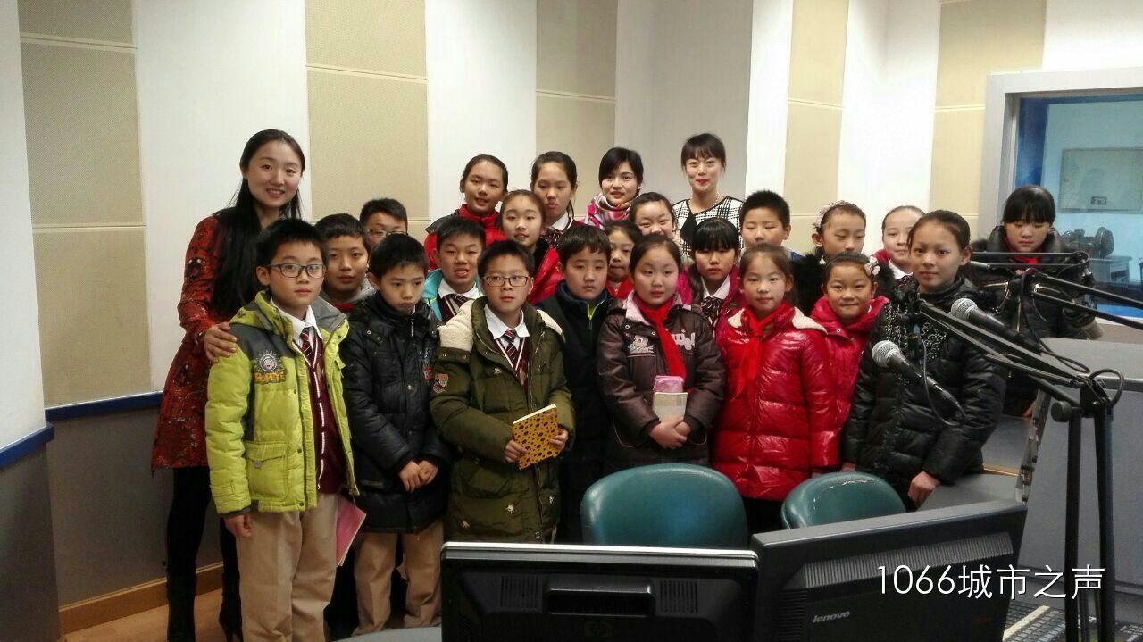 跟電臺(tái)的主持人和老師們的大合影！真是難忘的一天??！