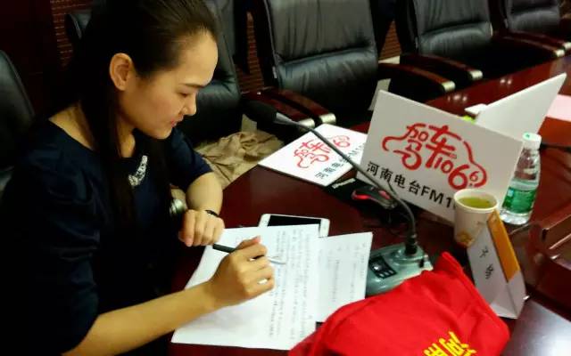 這一環(huán)節(jié)由我們1066的人氣美女主播子楊主持，認真的子楊是不是超級美麗呢。