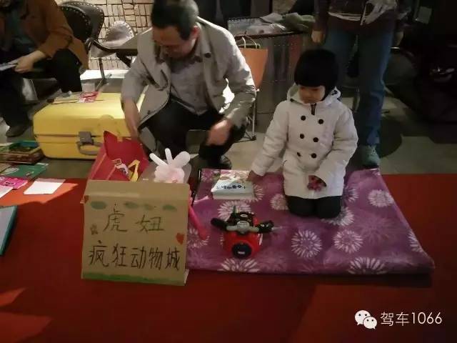 這位小老板的攤位擺的有模有樣的，不過旁邊這位酷爸怎么這么眼熟？