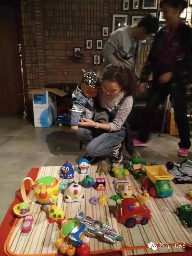 本次活動(dòng)最小的小老板，最后放大招了，玩具隨便拿，這壕情也沒sei了！